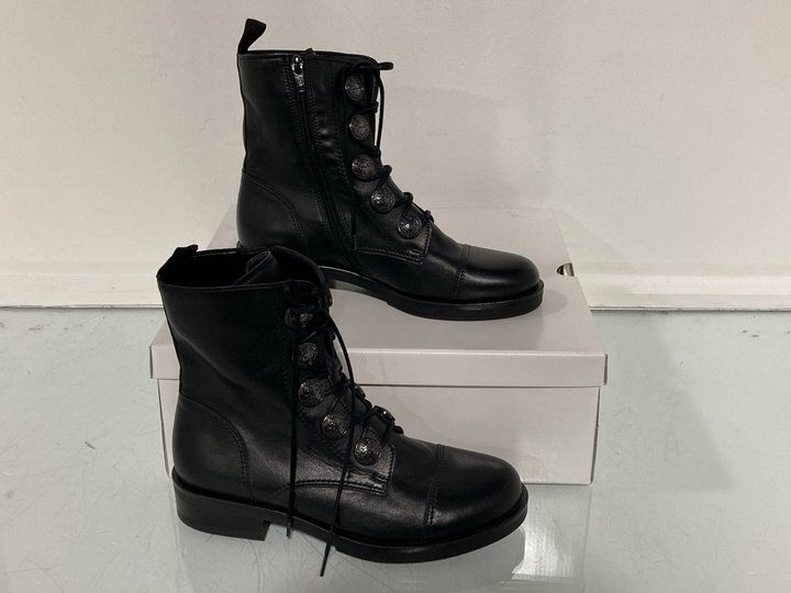 Lot 909  
            Marchington SR14 - Parcel Delivery Only 

                
GABOR LACE-UP LEATHER BOOTS IN BLACK - UK 4.5: LOCATION - C4