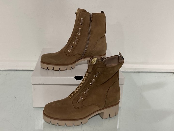 Lot 910  
            Marchington SR14 - Parcel Delivery Only 

                
GABOR ZIP-UP BOOTS IN BEIGE - UK 4.5: LOCATION - C4