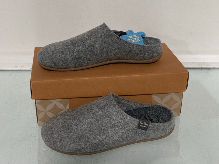 Lot 914  
            Marchington SR14 - Parcel Delivery Only 

                
TONI PONS GREY RECYCLED SLIPPERS - UK 6: LOCATION - C4