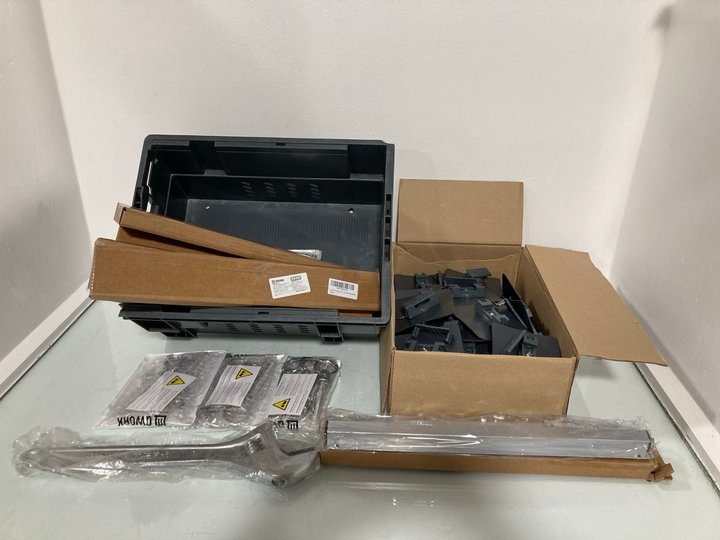 Lot 921  
            Marchington SR14 - Parcel Delivery Only 

                
QTY OF ASSORTED QWORK 40CM RESTAURANT ORDER GRABBERS: LOCATION - C4