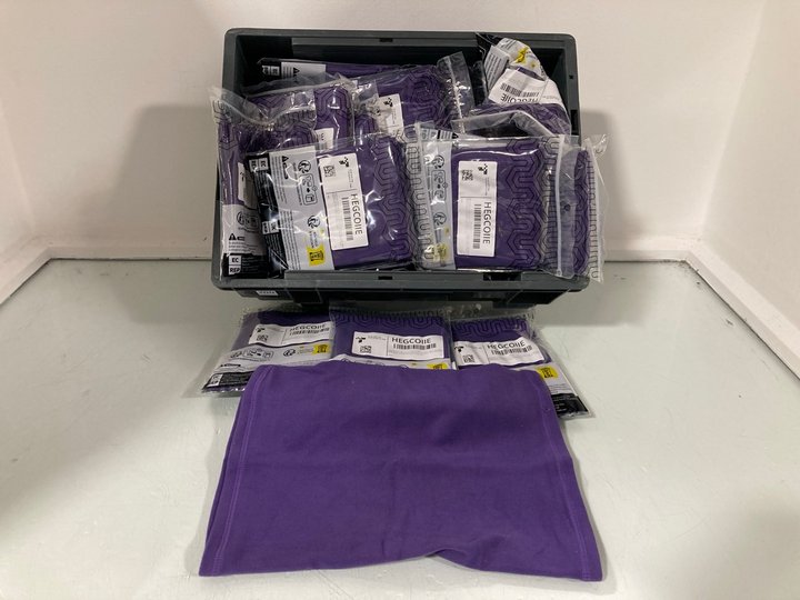 Lot 933  
            Marchington SR14 - Parcel Delivery Only 

                
QTY OF FLEECE SNOODS IN PURPLE: LOCATION - C5