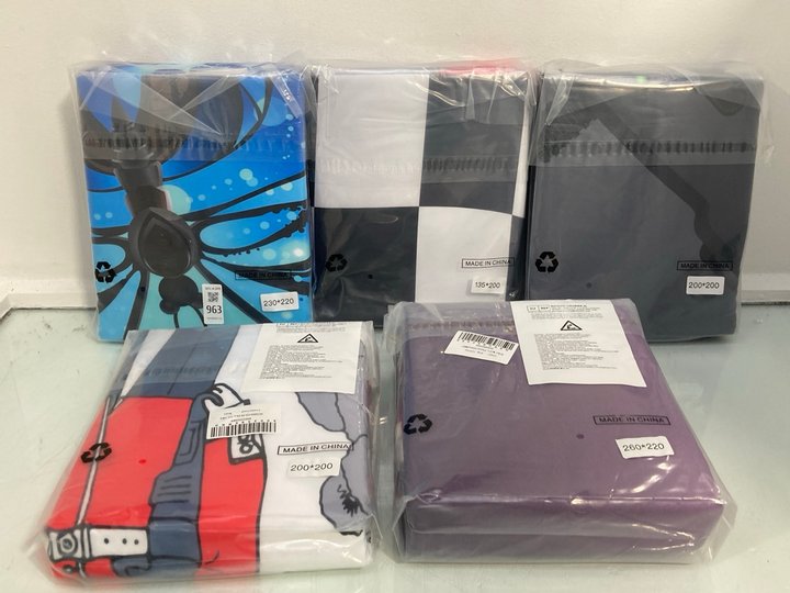 Lot 963  
            Marchington SR14 - Parcel Delivery Only 

                
5 X ASSORTED DUVET SETS TO INCLUDE 230 X 220CM BUTTERFLY DESIGN DUVET SET: LOCATI...