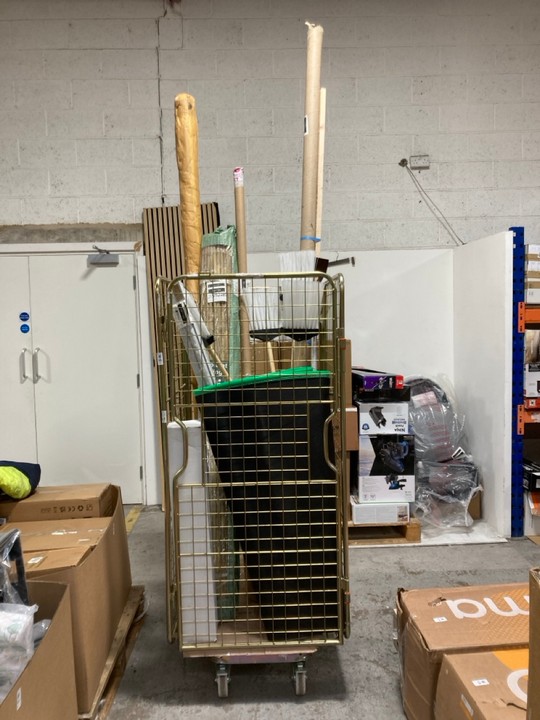 Lot 126  
            Marchington SR15 - Collection 

                
(COLLECTION ONLY) CAGE OF ASSORTED ITEMS TO INCLUDE BAMBOO SLATTED SCREEN (CAGE N...