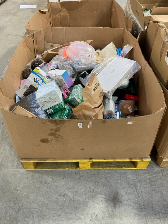 Lot 202  
            Marchington SR15 - Delivery or Collection 

                
PALLET OF ASSORTED HOUSEHOLD ITEMS TO INCLUDE LED ALARM CLOCK WITH COLOURFUL NIGH...