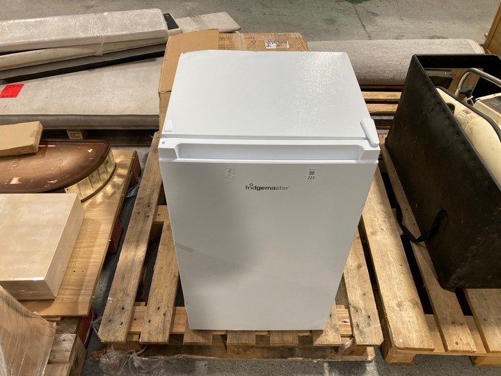 Lot 223  
            Marchington SR15 - Delivery or Collection 

                
FRIDGEMASTER UNDERCOUNTER FRIDGE IN WHITE TO INCLUDE KLARSTEIN ICE CUBE MAKER: LO...
