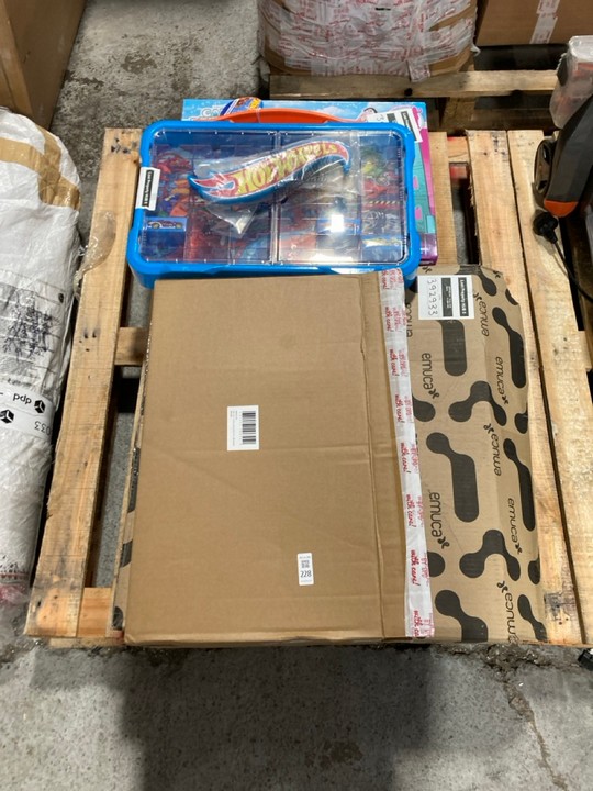 Lot 228  
            Marchington SR15 - Delivery or Collection 

                
4 X ASSORTED TOYS TO INCLUDE HOT WHEELS CAR STORAGE: LOCATION - A4