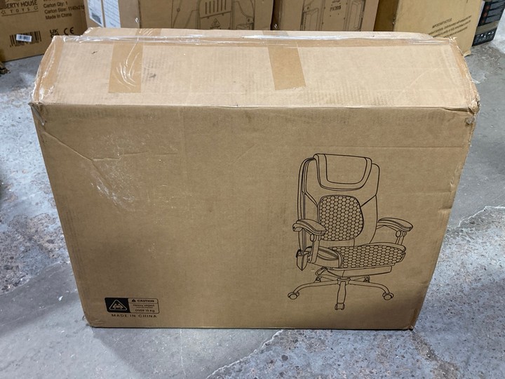 Lot 24  
            Marchington SR15 - Delivery or Collection 

                
ERGONOMIC HOME OFFICE MASSAGE CHAIR IN BLACK LEATHER ORIGINAL RRP: £140: LOCATION...