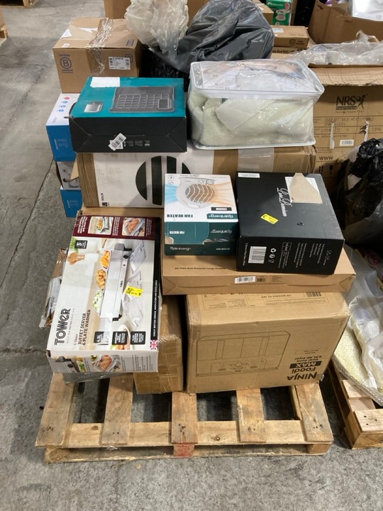 Lot 270  
            Marchington SR15 - Delivery or Collection 

                
PALLET OF ASSORTED HOUSEHOLD ITEMS TO INCLUDE TOWER 3 TRAY BUFFET SERVER & PLATE ...