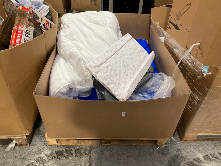Lot 283  
            Marchington SR15 - Delivery or Collection 

                
PALLET OF ASSORTED BEDROOM ITEMS TO INCLUDE SMALL COT MATTRESS IN WHITE STAR PATT...