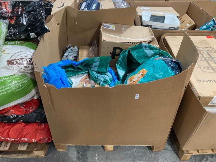 Lot 300  
            Marchington SR15 - Collection 

                
(COLLECTION ONLY) PALLET OF ASSORTED PET ITEMS TO INCLUDE BREEDER CELECT CAT LITT...