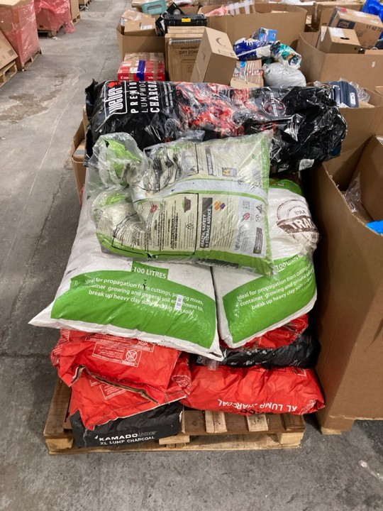Lot 301  
            Marchington SR15 - Collection 

                
(COLLECTION ONLY) PALLET OF ASSORTED GARDEN ITEMS TO INCLUDE WEBER PREMIUM LUMPWO...