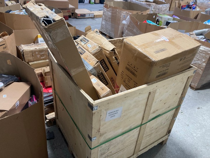 Lot 57  
            Marchington SR15 - Delivery or Collection 

                
PALLET OF ASSORTED ITEMS TO INCLUDE PETSFIT COLLAPSIBLE PET SOFT CRATE: LOCATION ...