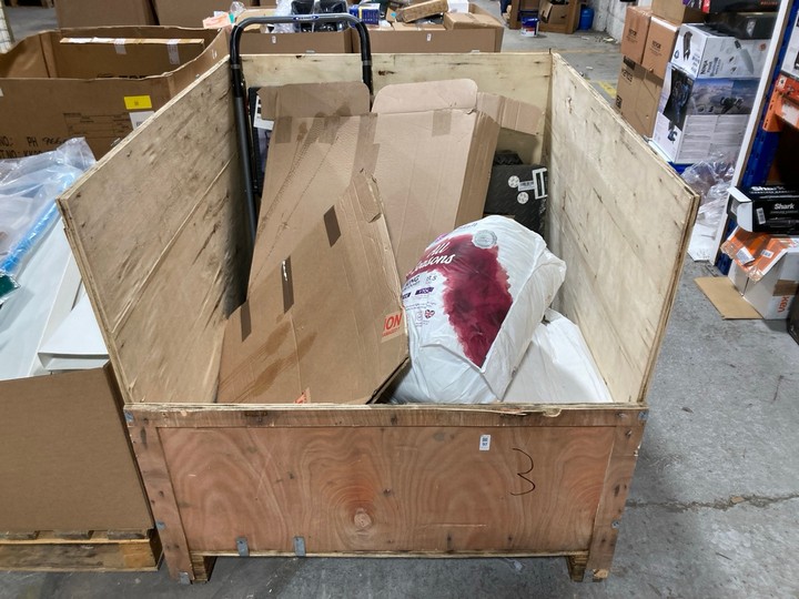 Lot 97  
            Marchington SR15 - Delivery or Collection 

                
PALLET OF ASSORTED ITEMS TO INCLUDE SLUMBERDOWN ALL SEASON KINGSIZE 3 IN 1 DUVET:...