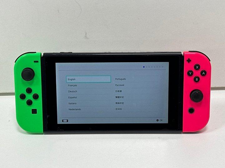 Lot 133  
            Marchington - Parcel Delivery Only 

                
NINTENDO SWITCH 32 GB GAMES CONSOLE IN NEON GREEN & NEON PINK: MODEL NO HAC-001 (...