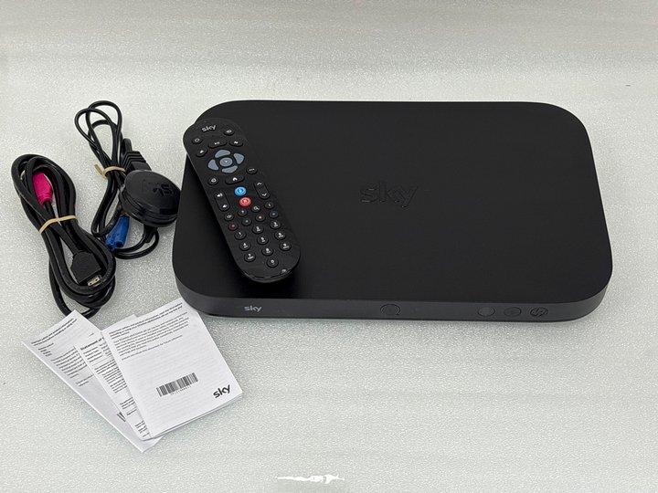 Lot 140  
            Marchington - Parcel Delivery Only 

                
SKY Q 1TB ES340A-D8 TV BOX. (WITH BOX & ALL ACCESSORIES) [JPTM151380]