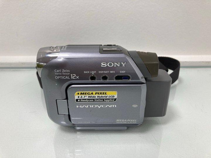 Lot 150  
            Marchington - Parcel Delivery Only 

                
SONY HANDYCAM DIGITAL CAMCORDER IN GREY: MODEL NO DCR-HC39E (UNIT ONLY) [JPTM151241]