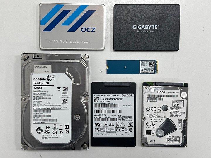 Lot 192  
            Marchington - Parcel Delivery Only 

                
6X ASSORTED STORAGE DEVICES. (UNIT ONLY, TO INCLUDE WD 256GB NVME SSD, SANDISK 25...