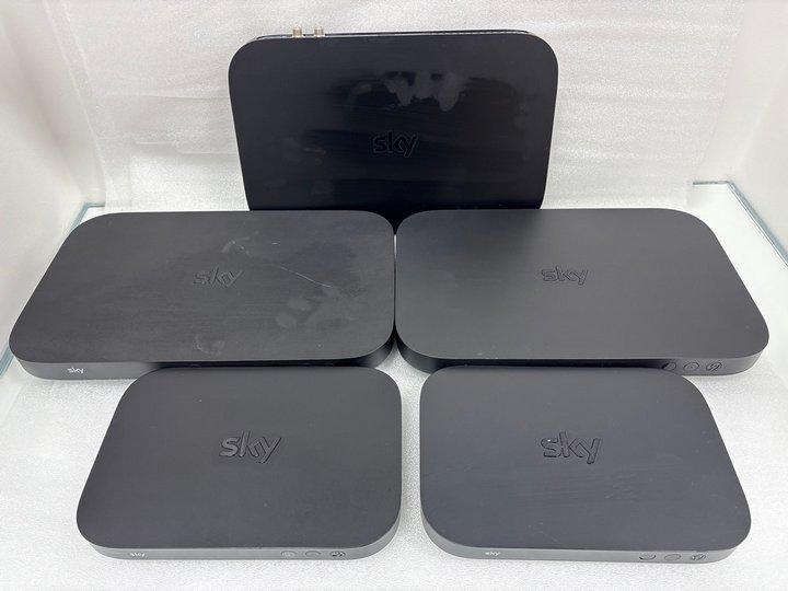 Lot 238  
            Marchington - Parcel Delivery Only 

                
5 X SKY BOXES 3 X SKY Q 1TB 2 SKY Q MINI TV BOX. (UNITS ONLY) [JPTM151527]