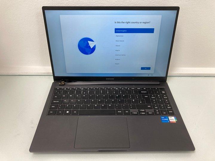 Lot 85  
            Marchington - Parcel Delivery Only 

                
SAMSUNG GALAXY BOOK 256GB LAPTOP IN GREY: MODEL NO 750XFG (UNIT ONLY). INTEL CORE...