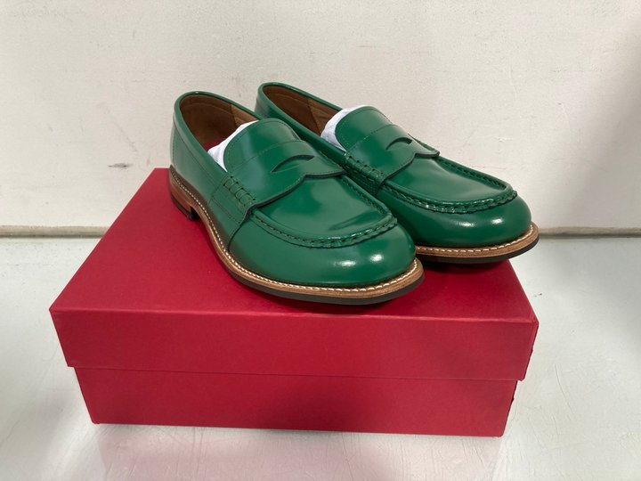 Lot 1005  
            Marchington SR12 - Parcel Delivery Only 

                
GRENSON NATALIE SLIP ON LOAFERS IN GREEN - UK 7 - ORIGINAL RRP £295.00: LOCATION ...