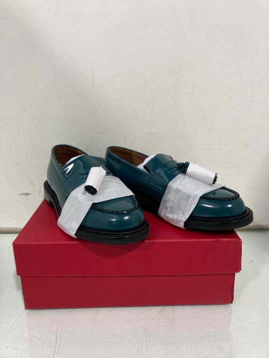 Lot 1006  
            Marchington SR12 - Parcel Delivery Only 

                
GRENSON MIRABELLE SLIP ON LOAFERS IN TEAL - UK 7 - ORIGINAL RRP £329.00: LOCATION...