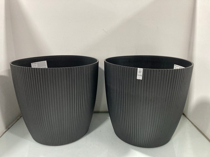 Lot 1048  
            Marchington SR12 - Parcel Delivery Only 

                
2 X VERVE RIBBED PLANT POTS IN BROWN: LOCATION - E13