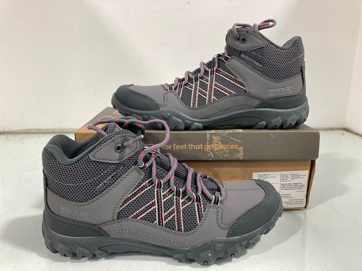 Lot 1055  
            Marchington SR12 - Parcel Delivery Only 

                
REGATTA OUTDOORS EDGEPOINT WALKING BOOTS IN GREY/PINK - UK 8: LOCATION - E12