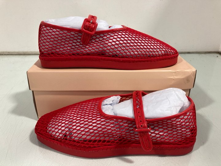 Lot 1061  
            Marchington SR12 - Parcel Delivery Only 

                
LOEFFLER RANDALL RITA NETTED SHOES IN RED - UK 11 - ORIGINAL RRP £215.00: LOCATIO...