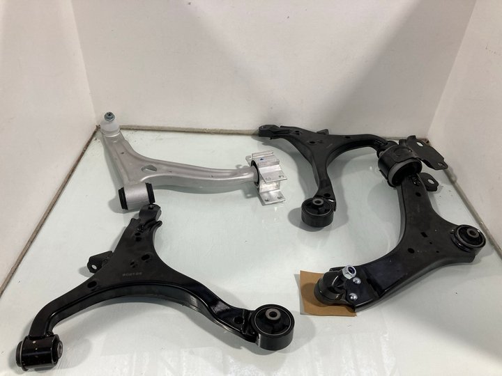 Lot 1067  
            Marchington SR12 - Parcel Delivery Only 

                
4 X ASSORTED BORG & BECK CAR ITEMS TO INCLUDE RIGHT HAND WISHBONE FOR HONDA: LOCA...