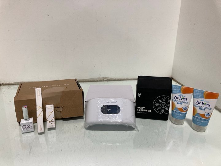 Lot 1083  
            Marchington SR12 - Parcel Delivery Only 

                
QTY OF ASSORTED HEALTH AND BEAUTY ITEMS TO INCLUDE ST.IVES BLEMISH CONTROL SCRUB ...