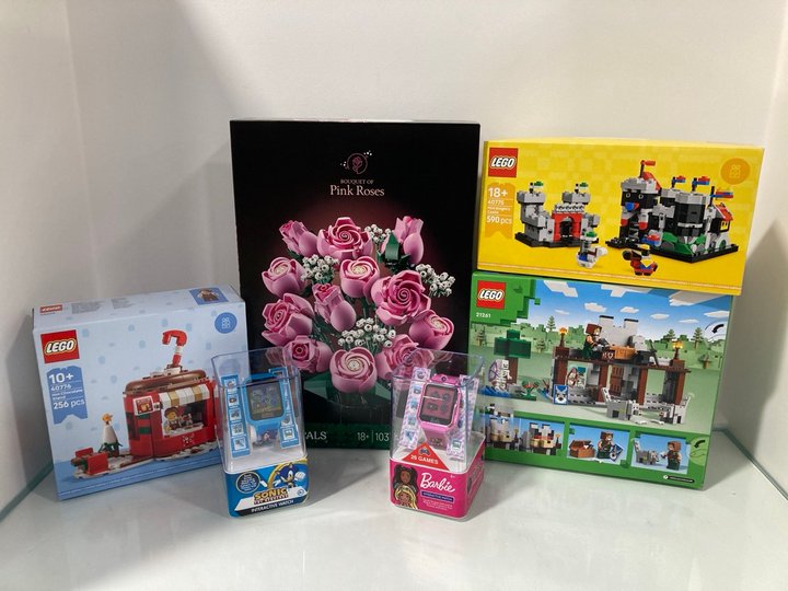 Lot 1094  
            Marchington SR12 - Parcel Delivery Only 

                
QTY OF ASSORTED CHILDRENS ITEMS TO INCLUDE LEGO MINECRAFT THE WOLF STRONGHOLD - 2...