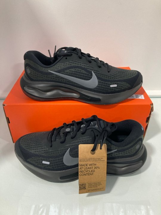 Lot 1098  
            Marchington SR12 - Parcel Delivery Only 

                
NIKE JOURNEY TRAINERS BLACK/GREY - UK SIZE: 8.5: LOCATION - E10