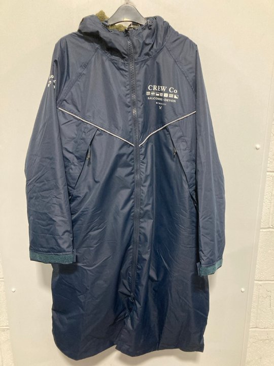 Lot 1104  
            Marchington SR12 - Parcel Delivery Only 

                
CREW CLOTHING COMPANY COASTAL CHANGING ROBE IN NAVY - UK SIZE: MEDIUM - ORIGINAL ...