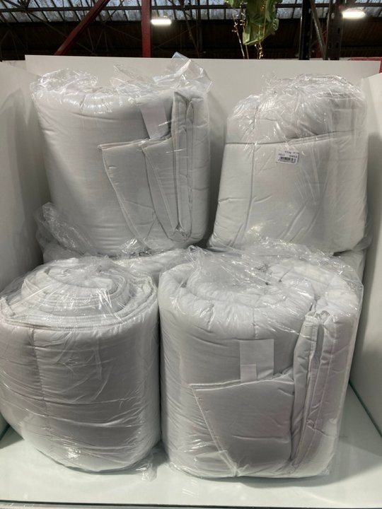 Lot 1106  
            Marchington SR12 - Parcel Delivery Only 

                
QTY OF ASSORTED DUVETS TO INCLUDE 10.5 TOG SINGLE DUVET: LOCATION - E10