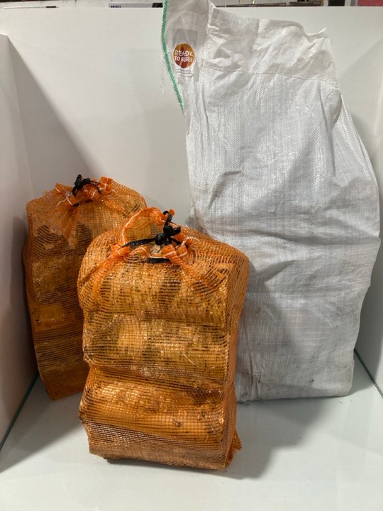 Lot 1109  
            Marchington SR12 - Parcel Delivery Only 

                
3 X BAGS OF KILN DRIED LOGS: LOCATION - E10