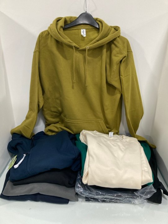 Lot 1114  
            Marchington SR12 - Parcel Delivery Only 

                
QTY OF ASSORTED CLOTHING ITEMS IN VARIOUS SIZES TO INCLUDE RESULT SOFTSHELL JACKE...