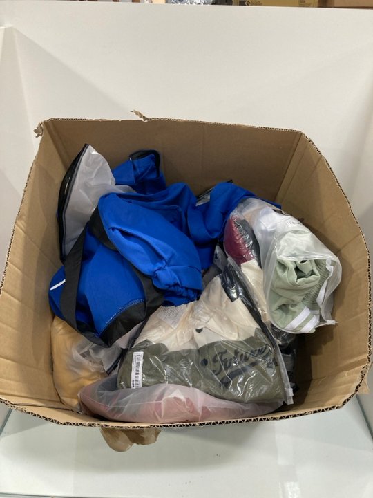 Lot 1119  
            Marchington SR12 - Parcel Delivery Only 

                
QTY OF ASSORTED CHILDRENS CLOTHES AND ACCESSORIES TO INCLUDE SHEIN KIDS GREEN JOG...