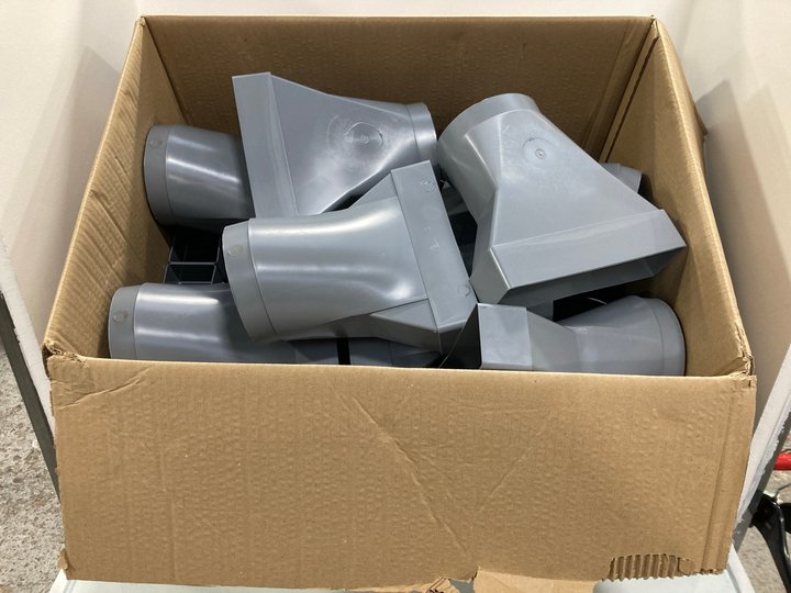 Lot 1121  
            Marchington SR12 - Parcel Delivery Only 

                
QTY OF ASSORTED PIPE CONNECTORS IN GREY: LOCATION - E9