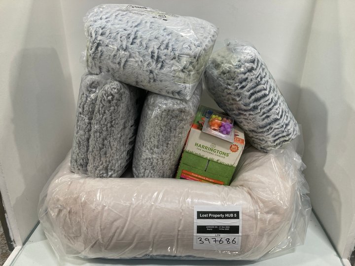 Lot 1124  
            Marchington SR12 - Parcel Delivery Only 

                
QTY OF ASSORTED PET ITEMS TO INCLUDE NOBLEEZQ PET THERMAL MAT: LOCATION - E9