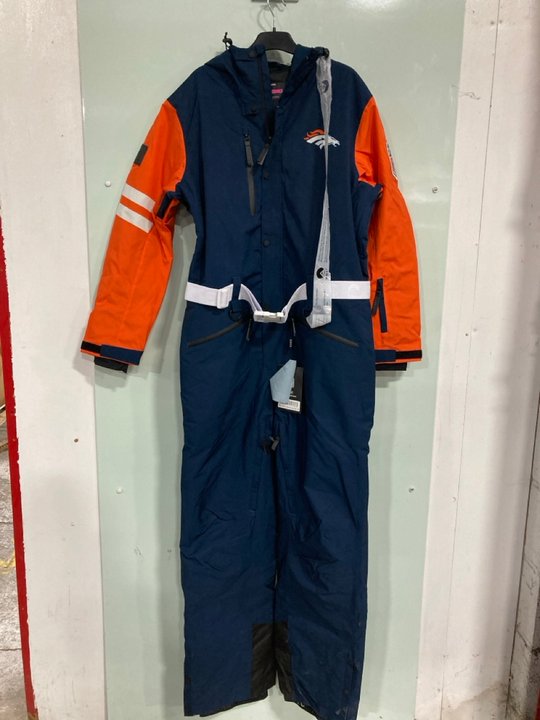 Lot 1151  
            Marchington SR12 - Parcel Delivery Only 

                
OOSC MENS DENVER BRONCOS SKI SUIT - SIZE: MEDIUM - ORIGINAL RRP: £349.00: LOCATIO...