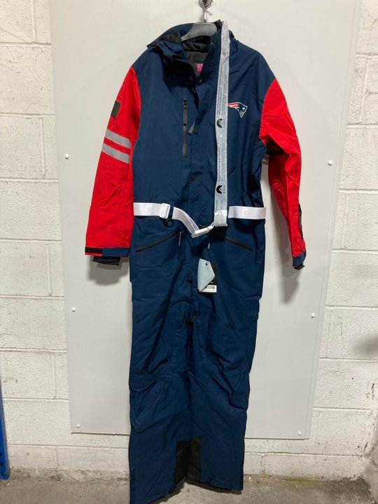 Lot 1160  
            Marchington SR12 - Parcel Delivery Only 

                
OOSC MENS NEW ENGLAND PATRIOTS SKI SUIT - SIZE: MEDIUM - ORIGINAL RRP: £349.00: L...