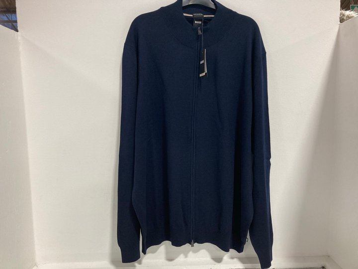 Lot 1162  
            Marchington SR12 - Parcel Delivery Only 

                
HUGO BOSS ZIP UP CARDIGAN IN NAVY - SIZE: 3XL - ORIGINAL RRP: £189.00: LOCATION - E7