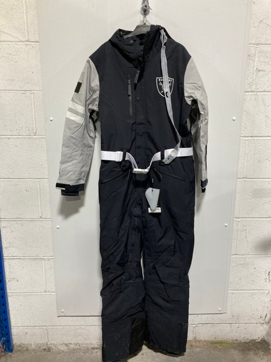 Lot 1165  
            Marchington SR12 - Parcel Delivery Only 

                
OOSC MENS LAS VEGAS RAIDERS SKI SUIT - SIZE: MEDIUM - ORIGINAL RRP: £349.00: LOCA...