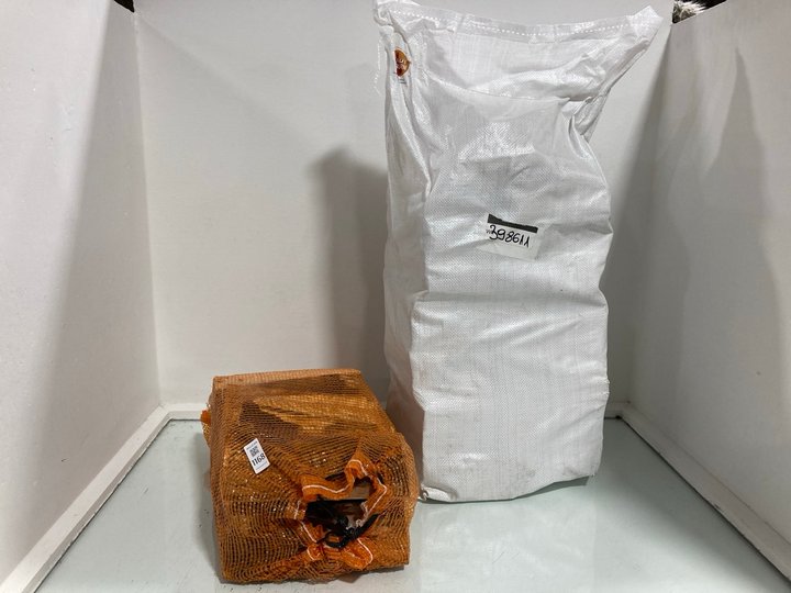 Lot 1168  
            Marchington SR12 - Parcel Delivery Only 

                
2 X BAGS OF KILN DRIED LOGS: LOCATION - E7