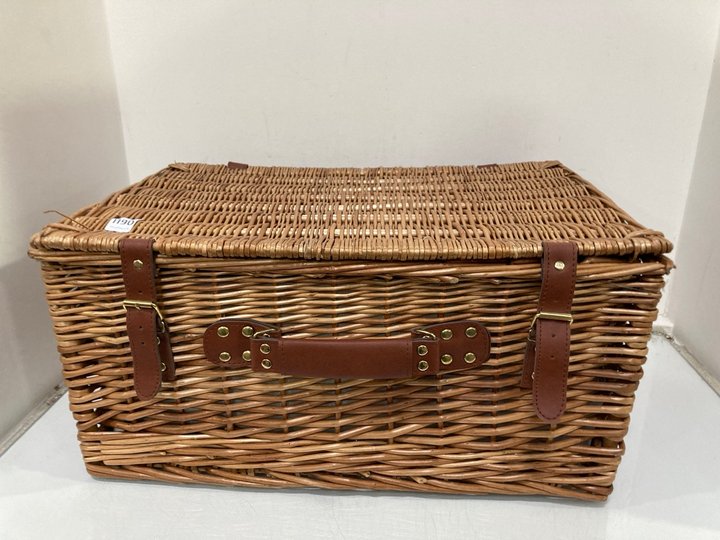 Lot 1190  
            Marchington SR12 - Parcel Delivery Only 

                
PICNIC BASKET COMPLETE WITH ACCESSORIES: LOCATION - E6