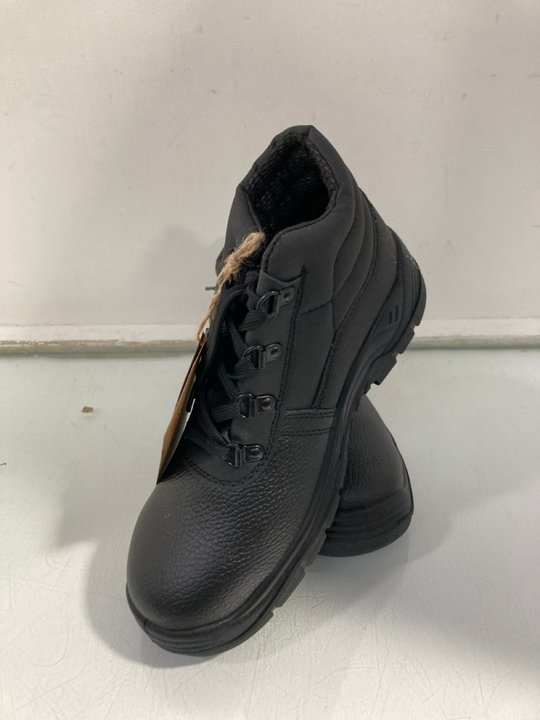 Lot 1199  
            Marchington SR12 - Parcel Delivery Only 

                
BLACKROCK CHUKKA BOOTS IN BLACK - UK SIZE: 5: LOCATION - E5