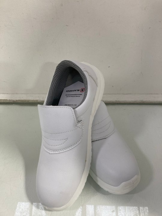 Lot 1200  
            Marchington SR12 - Parcel Delivery Only 

                
BLACKROCK SRC SLIP ON SHOE IN WHITE - UK SIZE: 9: LOCATION - E5