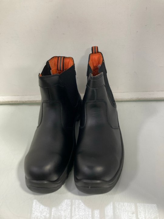Lot 1201  
            Marchington SR12 - Parcel Delivery Only 

                
V12 FOOTWEAR DEALER BOOTS IN BLACK - UK SIZE: 12: LOCATION - E5
