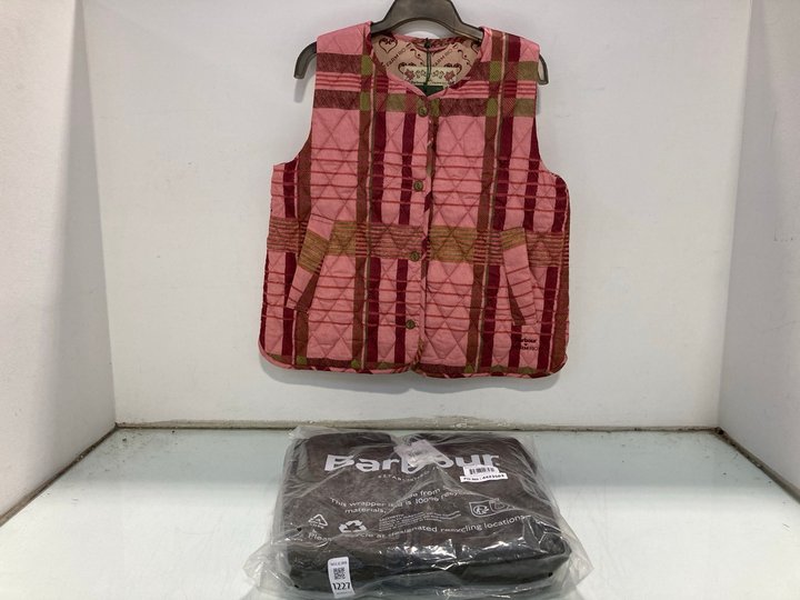 Lot 1227  
            Marchington SR12 - Parcel Delivery Only 

                
BARBOUR X FARM RIO FERNANDA LINER IN PINK MULTI - UK XS TO ALSO INCLUDE BARBOUR P...