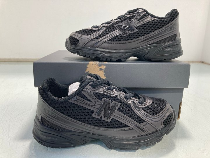 Lot 1228  
            Marchington SR12 - Parcel Delivery Only 

                
NEW BALANCE CHILDRENS 740 TRAINERS IN BLACK - UK 8.5: LOCATION - E4